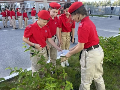 Дети собирают "Каплю жизни"